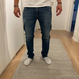 Replay jeans  - Ett par snygga replay jeans i en fin ljusblå färg. Jeansen är använda med en liten defekt under som man kan se på bild 3. Nypris ca 1000kr. Hör av dig vid frågor eller funderingar 