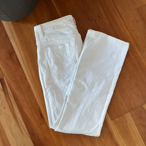 Vita bootcut jeans  - Ett par snygga bootcut jeans från flash i storlek 40. Mycket bra i sick och knappt använda. Cool söm bak på rumpan