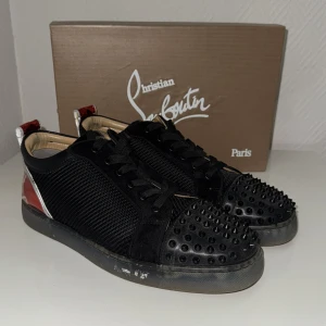 Christian Louboutin Limited Edition  - Hej! Säljer ett par Christian Louboutin Limited Edition!   Skorna är använda och forfarande i väldigt bra skick förutom lite back på vänstra backdelen på skorna men det påverkar inte och känns inte obekvämt skulle jag säga och en av nitarna är också av på högra skorna annars är den i väldigt bra skick!   Skorna är på EU 45 storlek   Färgerna - Svart, glänsande på sidorna, röd, glitter röd, röd undersula, silver back på kanterna och brun inne i skorn.   Pris - 1899  Är du intresserad så hör av! 