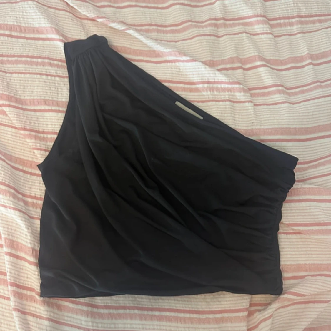 Svart oneshoulder topp - 1