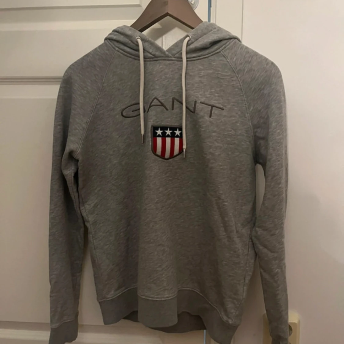 Grå hoodie från GANT
