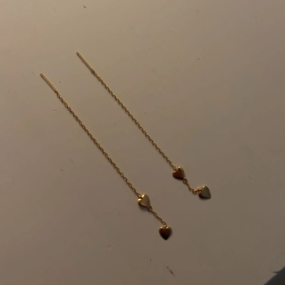 Guldiga örhängen med hjärtan