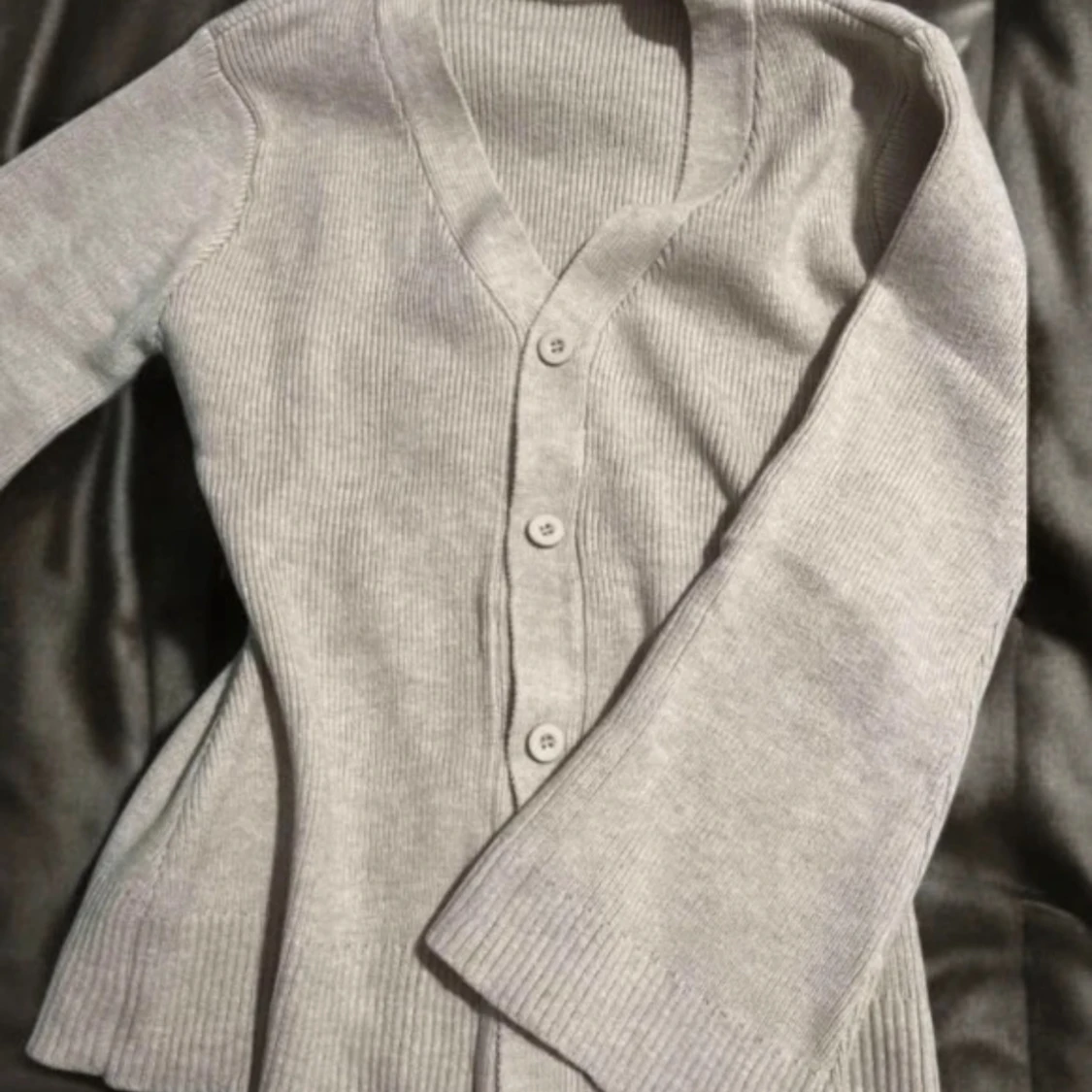 Beige ribbad kofta med v-ringning - 3