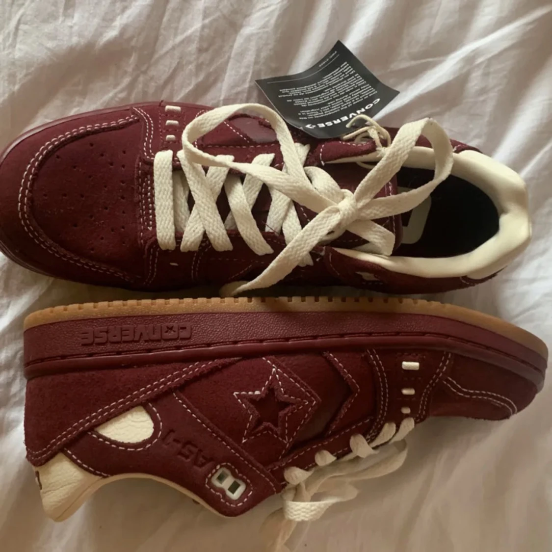 Vinröda Converse One Star sneakers