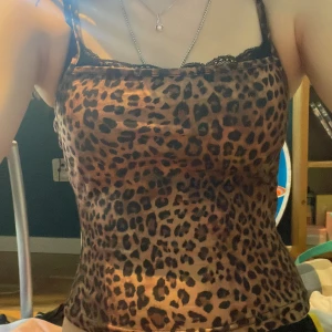 2000s tröja  - y2k leopard linne med spets. skriv för bilder eller info❤️