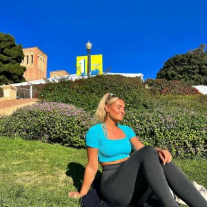 Turkos croppad ribbad topp - Snygg turkos croppad sport-topp med korta ärmar och ribbad struktur. Perfekt för dig som gillar sportig och fräsch stil. Toppen har en figurnära passform och är gjord i mjukt, stretchigt material som sitter skönt mot kroppen.