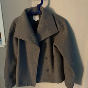 Jättefin höstjacka  - Snygg grå skepparkavaj från Gina Tricot med bred krage och dubbelknäppning framtill. Jackan har en rak och lite kortare passform, perfekt för dig som gillar klassisk stil med modern twist. Passar till både jeans och dressade byxor. Den är i storlek 158/164 men den är rätt stor för att vara de och skulle kunna jämföras med storleken XS