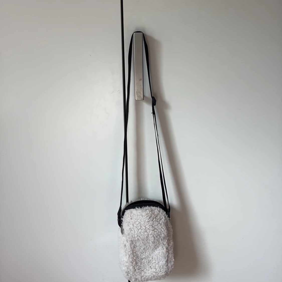Vit fluffig axelväska med dragkedja - 1