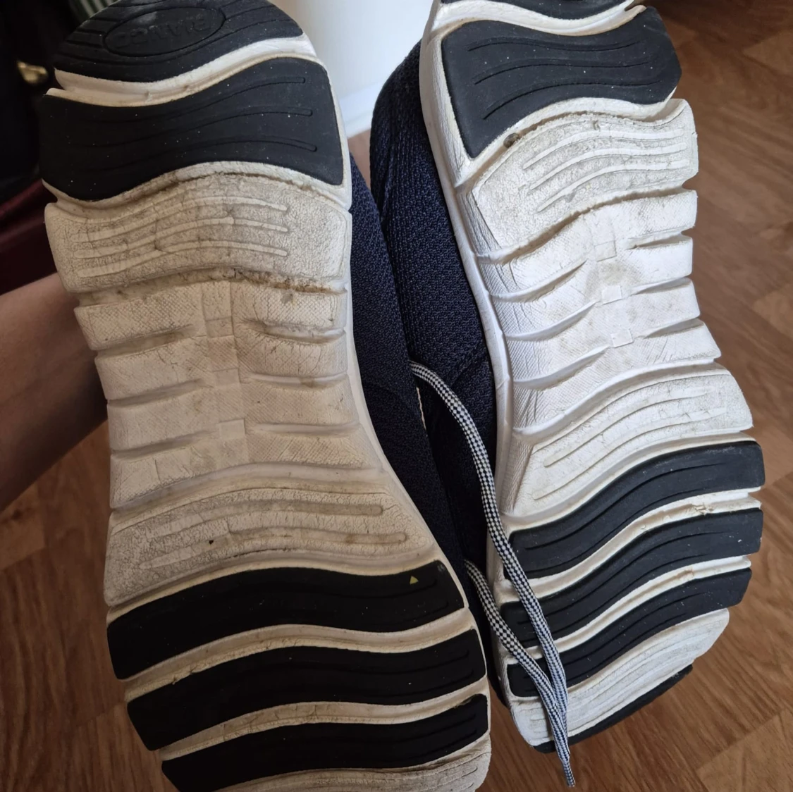 Mörkblåa sneakers med orange foder - 2