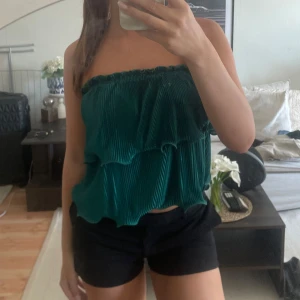 Volang topp - Jättefin grön volang topp. Endast använd en gång. Köpt för ca 150