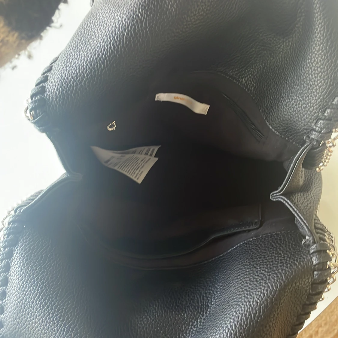 Svart axelväska med kedjedetaljer - 1