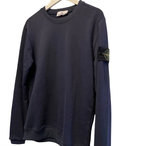 Mörkblå Stone Island sweatshirt S - Sweatshirt från Stone Island. Tröjan är i S men passar mer som XS. Allt på bilderna ingår vid köp. Pris kan diskuteras // VTCLOSET 