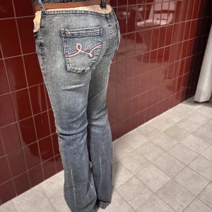  bootcut jeans lågmidjade - Snygga blå bootcut jeans med unika broderade detaljer på bakfickorna. Lågmidjade jeans🤩 modellen är 164 för preferens. 