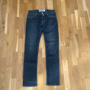Mörkgråa jenas från Jacob Cohën - Ett par jeans från Jacob johën som enbart är testade, nypris är 5000. Passar någon runt 180 cm. Skriv vid funderingar.