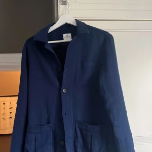 Mörkblå overshirt från John Henric - Säljer en  overshirt från John Henric.  Perfekt för våren och passar bra till både vardag och mer uppklädda tillfällen.