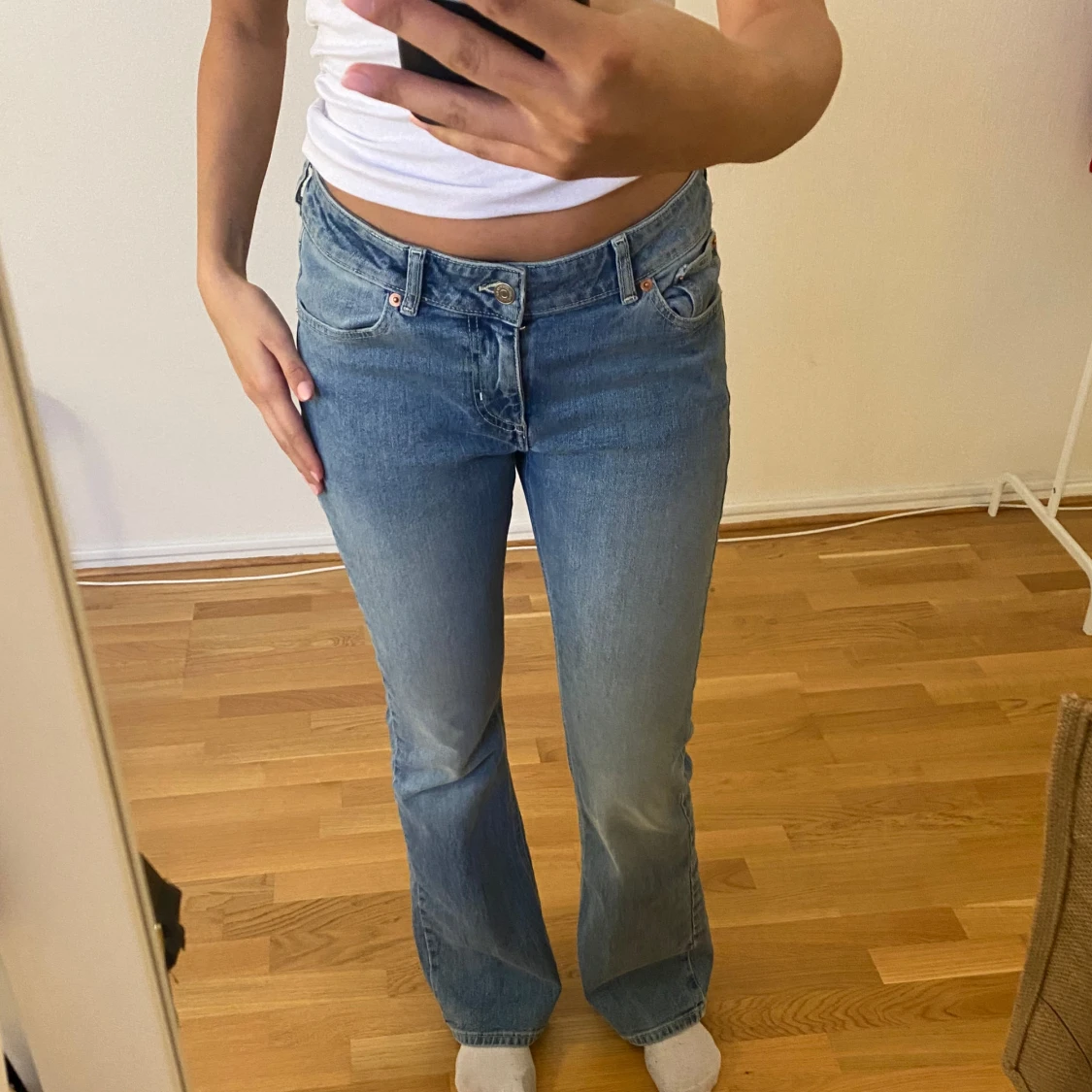 Blå bootcut jeans från junkyard