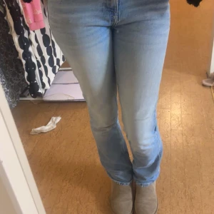 Ljusblå jeans från Bershka - Snygga ljusblå jeans från Bershka med en klassisk design. De är lågmidjade och har en straight passform som ger en avslappnad look. Perfekta för en casual stil.
