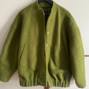 Grön bombajacka från Zara - Jättesnygg grön bombajacka från Zara. Använd fåtal gånger! Passar xs-m
