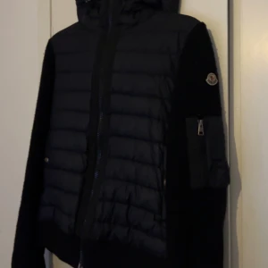 Svart Moncler cardigan  - Storlek M passar L med väldigt välskött o rökfri 
