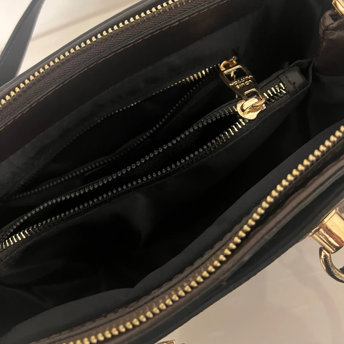 Rutig axelväska med dragkedja - 1