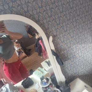 Grön croppad topp från Zara - Säljer en stilren grön croppad topp från Zara. Toppen har korta ärmar och är tillverkad i mjuk bomull. Perfekt för en avslappnad look. Om du vill att ja stryker den innan den skickas så kan ja absolut göra de💗💗💗