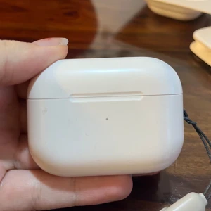 Air+Pods Pro - Säljer ett par med trådlöst laddningsetui. Hörlurarna har aktiv brusreducering och transparensläge för en anpassad ljudupplevelse. Perfekt för musikälskare och de som är på språng. Kommer i originalförpackning men som är lite sliten. Pris kan diskuteras vid snabb affär 