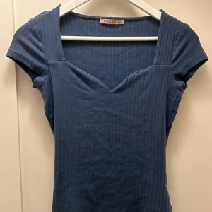 Topp  - Anna field topp i storlek S. Köpte nyss ifrån någon annan men passade tyvärr inte mig. Hel och fin. Tröjan är v ringad 