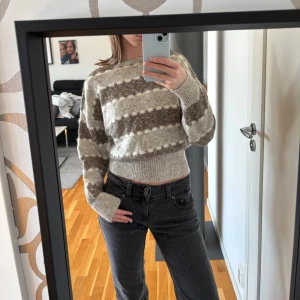 Stickad tröja  - Stickad tröja, sitter lite tightare vid midjan. Köpt på secondhand, men aldrig använd. Inga defekter!