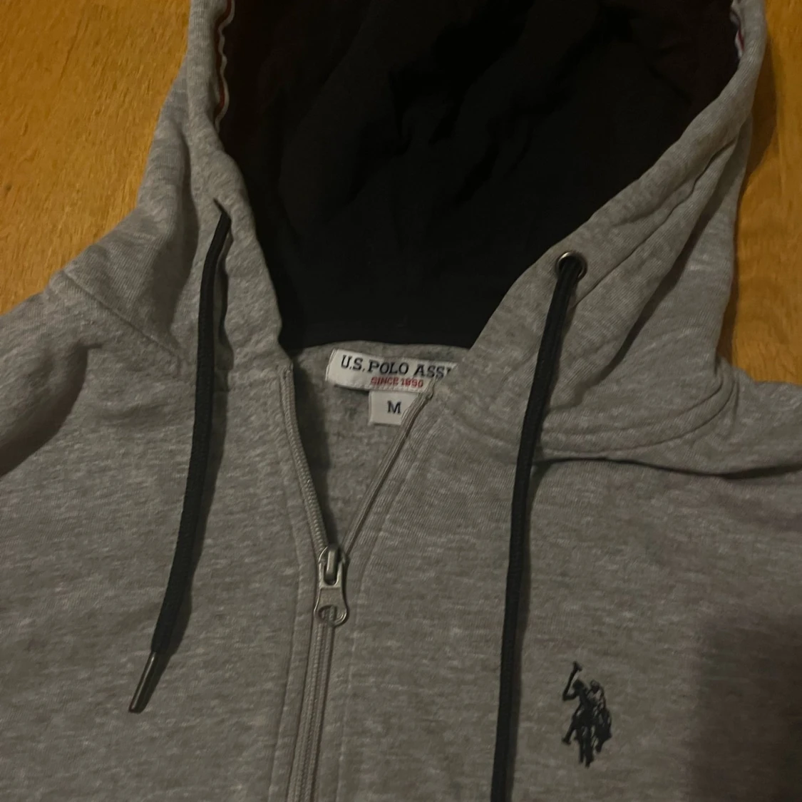 Grå hoodie från U.S. Polo Assn. - 1