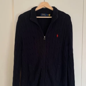 Ralph Lauren Zip Shirt Stickad  - Grymt snygg Ralph Lauren zip shirt utan defekter. Tröjan passar till allt och är i storlek S men åt det större hållet. Endast använd ett fåtal gånger. Bara att höra av sig vid frågor!