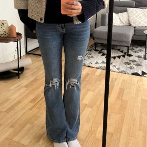 Lågmidjade jeans med hål - Säljer mina favorit jeans då de har blivit för stora! Gina tricot. Low waist bootcut jeans med hål💓💓💓
