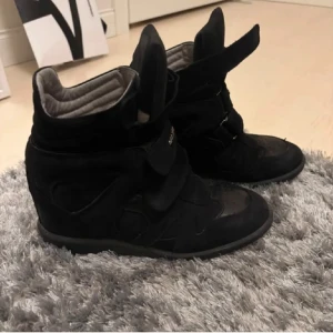 Isabel Marant liknande skor - Super snygga Isabel Marant liknade skor i storlek 38 men funkar för mig som ofta bör 39. De är i bra skick och är så snygga både i vår och i sommar💕💕💕 Pris går att diskuteras och kan skicka fler bilder om de önskas!!!