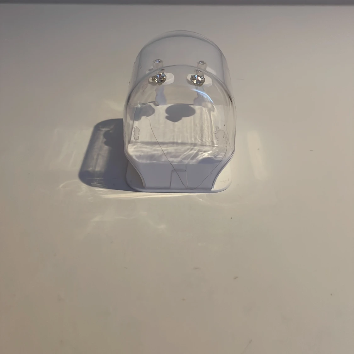 Silverfärgade örhängen med glittriga hjärtan - 2