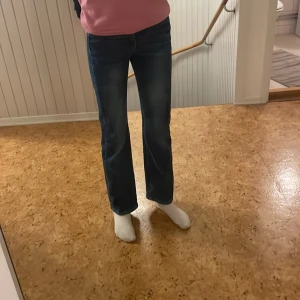 Blå jeans med rak passform - Snygga blå jeans med rak passform och klassisk design. De har en bekväm midja och är perfekta för en avslappnad stil. Tillverkade av hållbart denim-material.