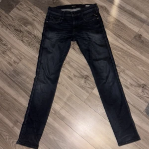 Replay Anbass Hyperflex - Jag säljer ett par snygga mörkblå jeans från Replay. Storlek 30/34 De är tillverkade i ett stretchigt material för extra komfort. Perfekta för en stilren look. Haft dem i ungefär tre månader använts några gånger Skick: 8,5/10 Nypris:1600 Mitt pris: 370