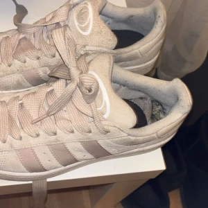 Rosa Adidas campus  - Så snygga o sköna! Mdn ganska använda framme o så där av priset! Men fortfarande fina och går att fräscha till enkelt ’💞EJ RETUR