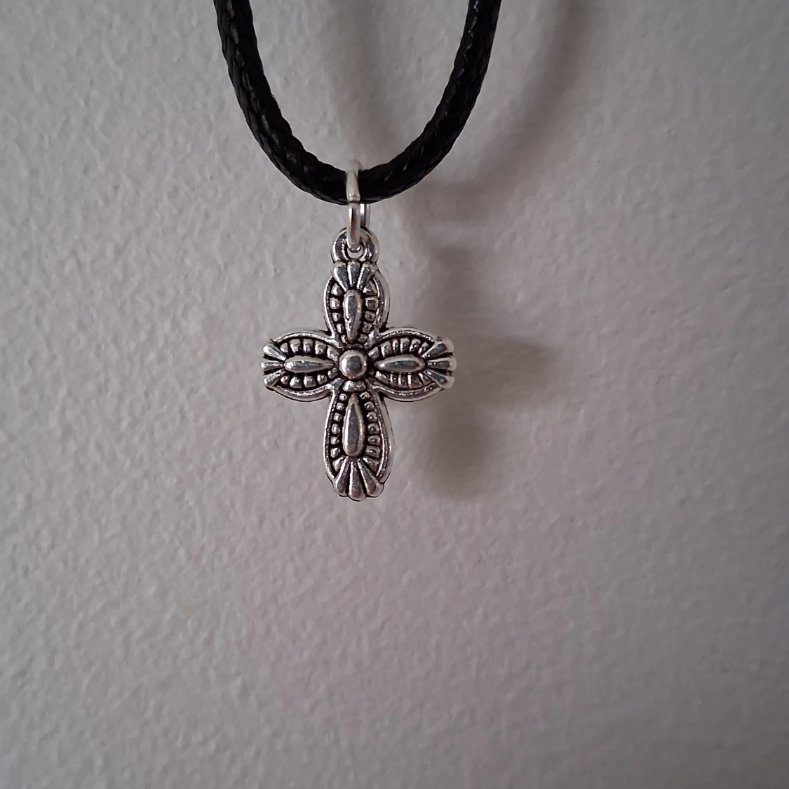 Silverfärgat korshalsband - 3