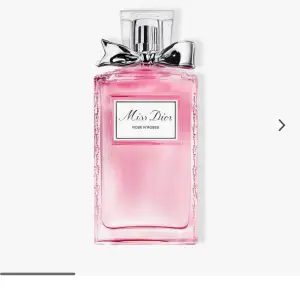 Miss Dior rose n roses parfym. Har används några få gånger men är nästan full, Perfekt för den som älskar blommiga och fräscha dofter. Det går att prata om priset!! (Snabb affär för 500kr)