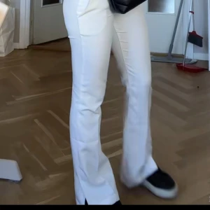 Vita ,lowwaist bootcut kostymbyxor  - Säljer jätte fina lowwaist, bootcut kostymbyxor med en slits längst ner! Dom är i petite så passar lite kortare personer. Dom har lite fläckar längst ner men inga slitningar längst ned. Så säljer billigt. Dom är i storlek 36 men skulle säga att dom passar storlek 34 också då dom är lite små i storleken💗💗