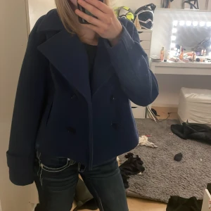 Blå kappa från Kappahl - Säljer en snygg blå kappa från Kappahl i storlek XS. Bra skick men kommer inte till andvändning 💕