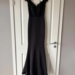 Balklänning med spetsdetaljer - Är nu tyvärr tvungen att sälja denna otroligt fina balklänningen på grund av att den är för liten för mig.   Den är i storlek XS och köpt på Vinted där förra tjejen endast hade haft den under en kväll. Jag själv har bara provat den en gång och inget mer. Tycker inte man ser några särskilda tecken på användning.   Jag är 167cm lång och den är bra i längden på mig. Skulle tro att någon till 170 kan ha den (jag har dock inte testat den med klackar)  Har tyvärr inga fler bilder ❣️