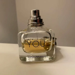 Because It's You av Emporio Armani - Emporio Armani, 'Because It's You'. Flaskan är 30ml, det är lite mer än 15 ml kvar i flaskan. Käpt på åhlens. 