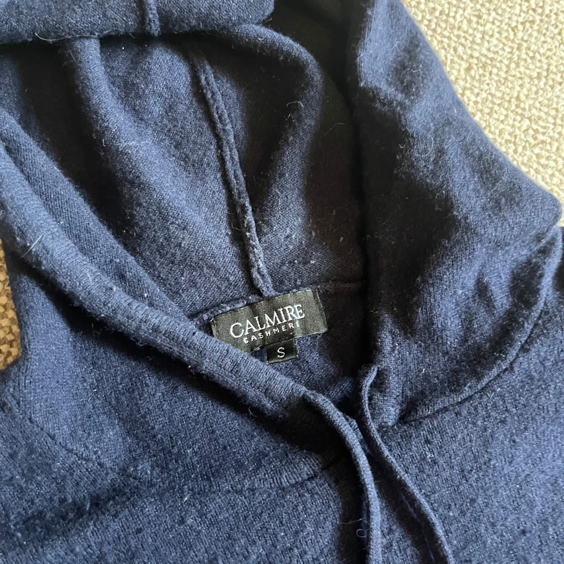 Mörkblå Kashmirhoodie från Calmire - 2