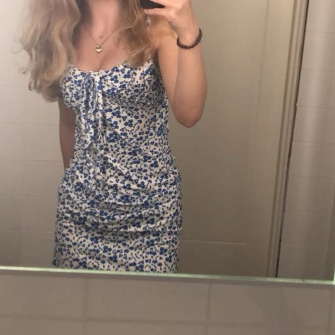 Blommig klänning med smala axelband - 1