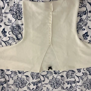 Skön finstickad kofta - Jätteskön finstickad kofta från Lindex med trekvartsärm och pufferärm. Har inga bilder med den på då jag har använt den väldigt lite, fråga därför ifall du vill se hur den ser ut på!🩷