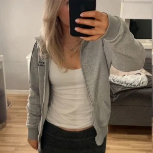 Grå hoodie från Peak Performance - Säljer en stilren grå hoodie från Peak Performance. Den har dragkedja framtill och praktiska fickor. Perfekt mysplagg! Pris kan diskuteras vid snabbt köp 