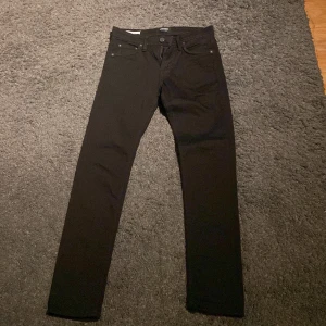 Svarta slim jeans från Jack & Jones - Snygga svarta slim jeans från Jack & Jones, modell Glenn. De har en klassisk femficksdesign och är perfekta för en stilren look. Passar bra till både vardag och mer uppklädda tillfällen. De är i storlek 28/32 i lite me skinny model säljer för de inte passar mig passar dig 170-175 cm ny pris 600 mitt pris 150kr