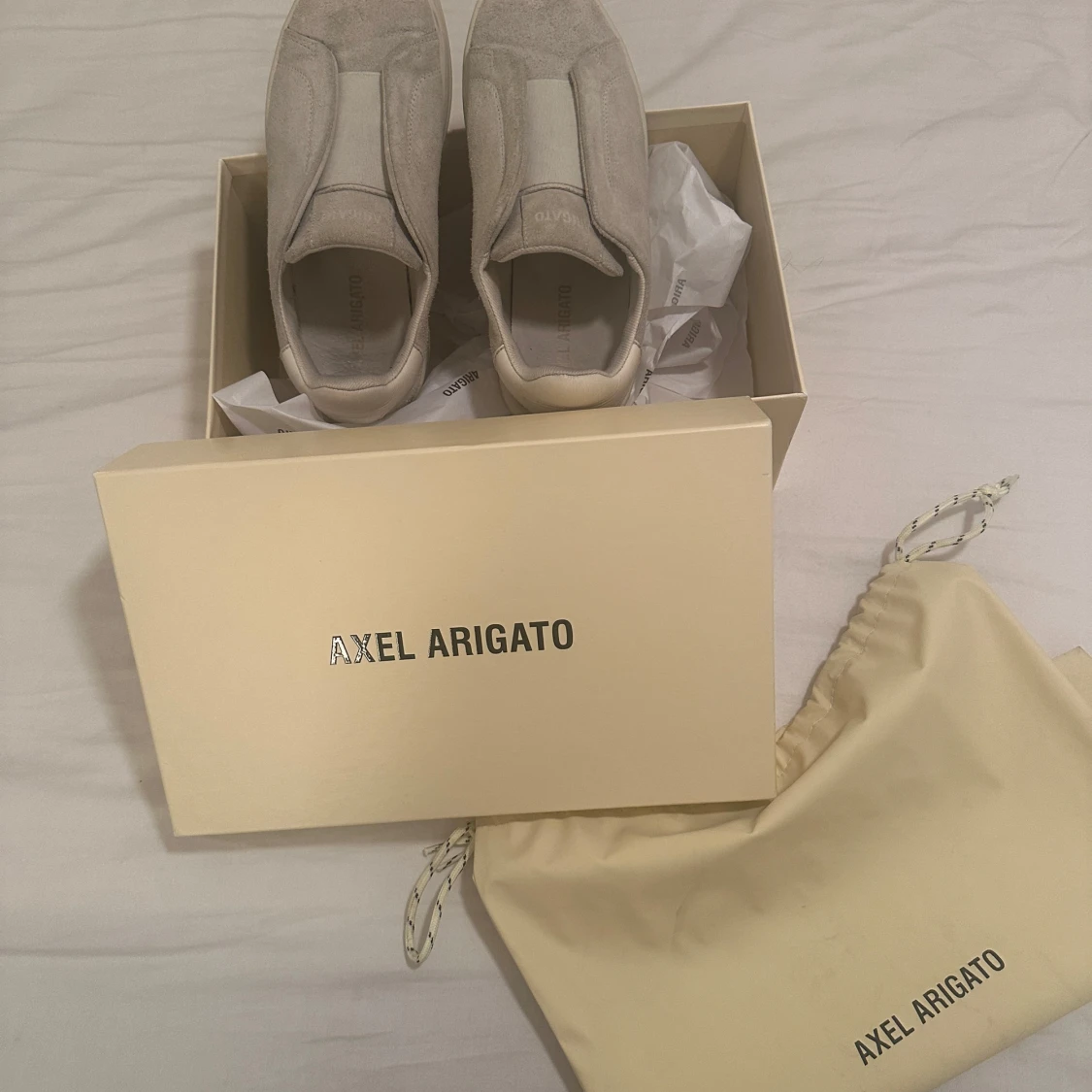 Beige sneakers från Axel Arigato