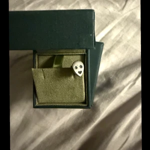 Maria Nilsdotter örhänge - Säljer detta Maria Nilsdotter örhänge som inte säljs längre. Skriv för fler frågor. Pris kan diskuteras OBS(box medföljds ej!!!) ❣️