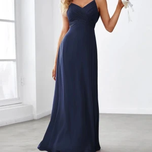 Marinblå balklänning  - Elegant marinblå balklänning ifrån Ever Pretty i storlek M, använd en gång men så gott som ny. Sitter precis som på bild och fantastiskt bekväm.   Perfekt för dig som inte vill spendera en förmögenhet på en klänning till studenten exempelvis! Nypris 700ish❤️💋 skriv för bättre bilder!